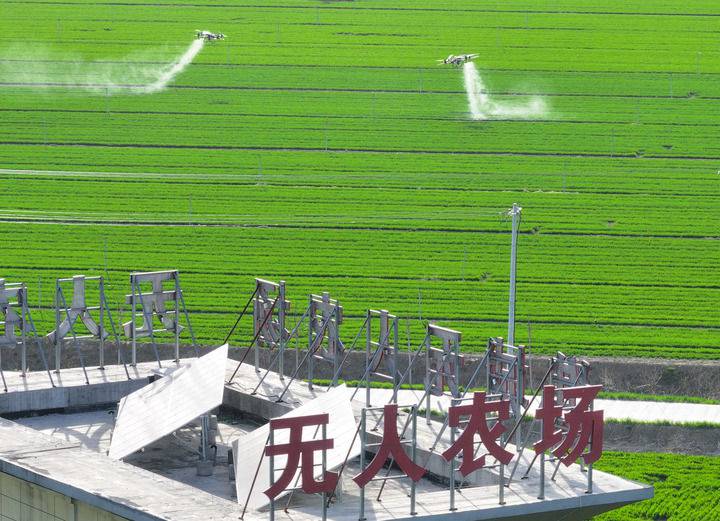 2024年3月19日，在安徽省亳州市譙城區(qū)趙橋鄉(xiāng)雙樓村的無人農(nóng)場，農(nóng)業(yè)無人機(jī)按照事先設(shè)定好的線路進(jìn)行作業(yè)（無人機(jī)照片）。新華社記者 杜宇 攝
