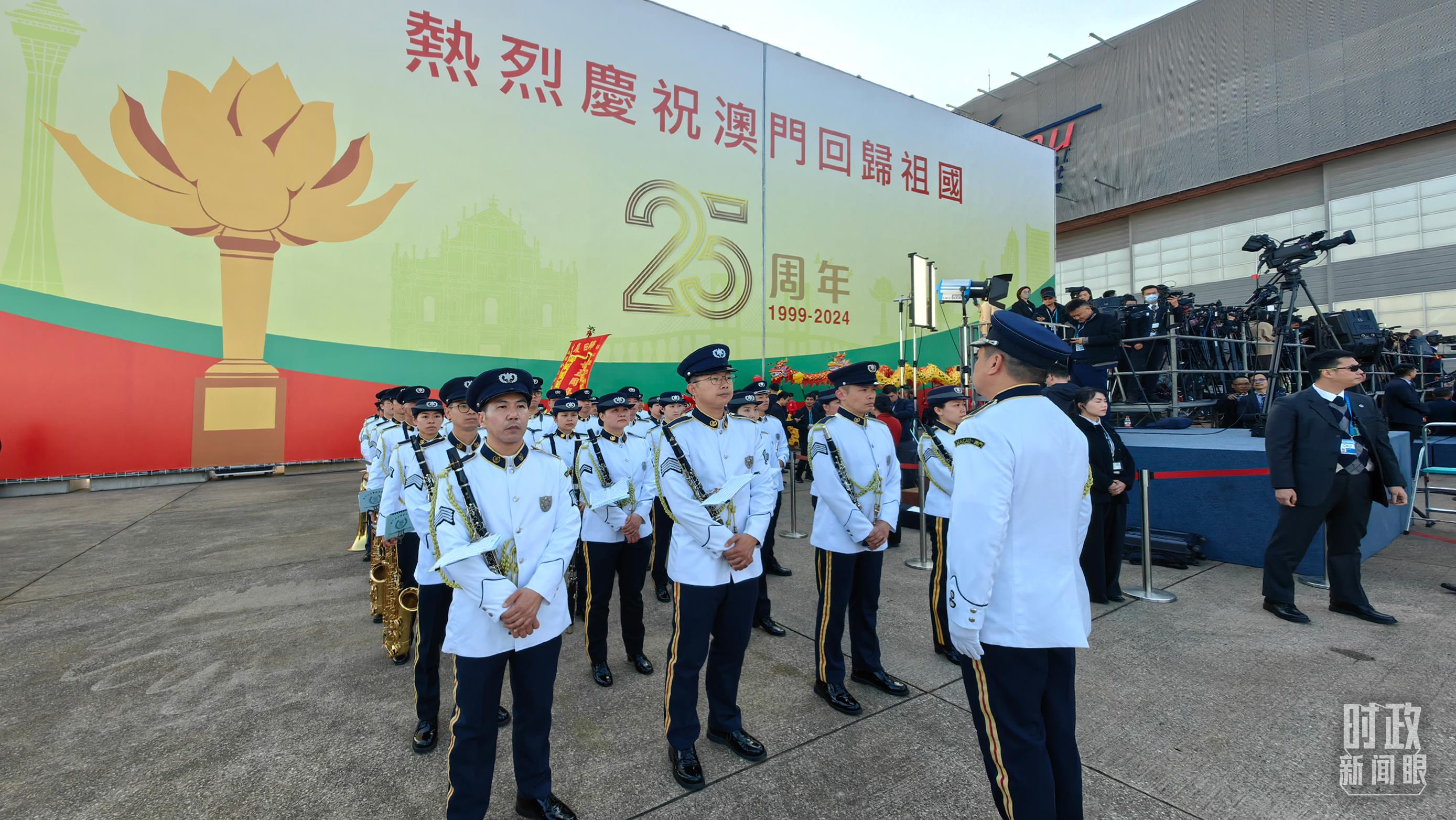 △澳門警察樂隊(duì)靜候習(xí)主席到來。（總臺(tái)央視記者段德文拍攝）