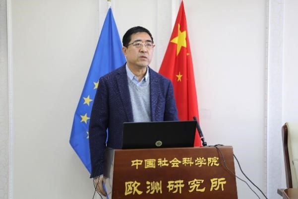 中國(guó)社會(huì)科學(xué)院歐洲研究所所長(zhǎng)、《歐洲發(fā)展報(bào)告（2023～2024）》主編馮仲平研究員致辭。吳迪攝