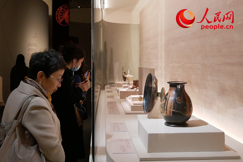 11月13日，觀眾正在國(guó)博參觀“美的多元——古希臘的藝術(shù)與生活”展。人民網(wǎng)記者 韋衍行攝