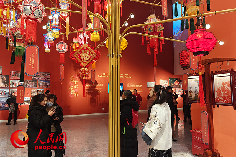 12月21日，觀眾正在參觀“過(guò)年——春節(jié)主題展”。人民網(wǎng)記者 韋衍行攝