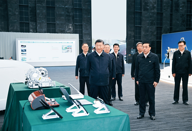 2024年10月17日至18日，中共中央總書記、國家主席、中央軍委主席習(xí)近平在安徽考察。這是17日下午，習(xí)近平在合肥濱湖科學(xué)城察看安徽省重大科技創(chuàng)新成果集中展示。 新華社記者 謝環(huán)馳/攝