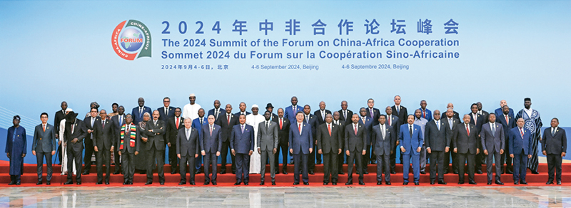2024年9月5日上午，國家主席習(xí)近平在北京人民大會堂出席中非合作論壇北京峰會開幕式并發(fā)表主旨講話。這是開幕式前，習(xí)近平同出席峰會的外方領(lǐng)導(dǎo)人集體合影。 新華社記者 饒愛民/攝