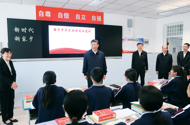 2024年6月18日至19日，中共中央總書記、國家主席、中央軍委主席習(xí)近平在青?？疾?。這是18日下午，習(xí)近平在果洛西寧民族中學(xué)高一（1）班觀摩“新時代、新家鄉(xiāng)”主題思政課。 新華社記者 鞠鵬/攝