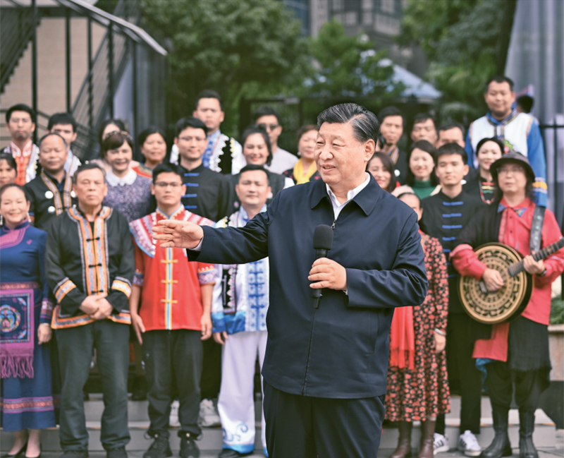2023年12月14日至15日，中共中央總書記、國家主席、中央軍委主席習(xí)近平在廣西考察。這是14日上午，習(xí)近平在南寧市良慶區(qū)蟠龍社區(qū)考察時，同社區(qū)各族群眾親切交流。 新華社記者 燕雁/攝