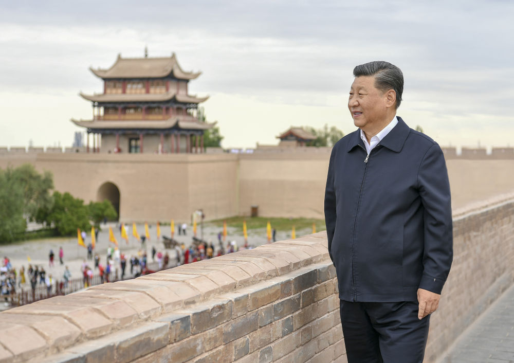 2019年8月20日上午，習近平總書記來到嘉峪關(guān)關(guān)城，登上城樓察看關(guān)城整體面貌，聽取河西走廊長城、關(guān)隘歷史文化情況介紹。新華社記者 謝環(huán)馳 攝