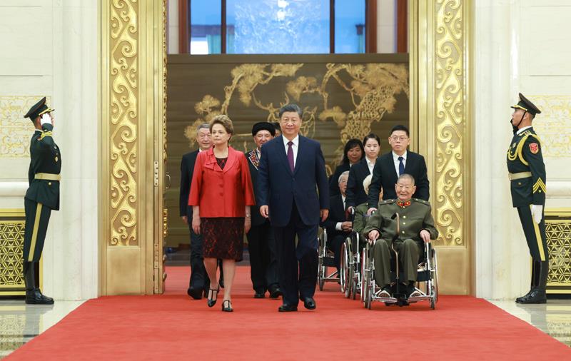 △2024年9月29日，中華人民共和國國家勛章和國家榮譽稱號頒授儀式在北京人民大會堂金色大廳隆重舉行。習近平總書記同國家勛章和國家榮譽稱號獲得者一同步入會場。