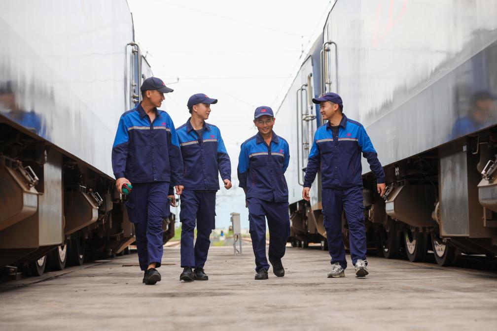 2024年9月9日，來自中國、老撾的師徒4人在中老鐵路萬象運營管理中心的機車檢修庫內(nèi)。新華社發(fā)（楊永全攝）