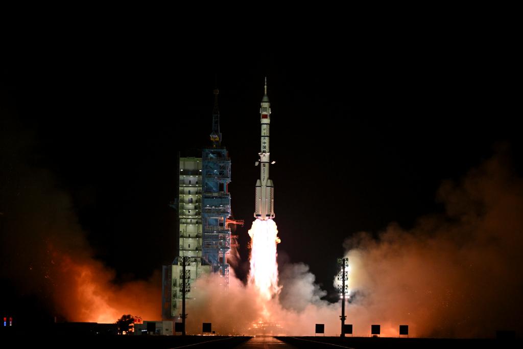 2024年10月30日，搭載神舟十九號載人飛船的長征二號F遙十九運載火箭在酒泉衛(wèi)星發(fā)射中心點火發(fā)射。新華社記者李鑫攝