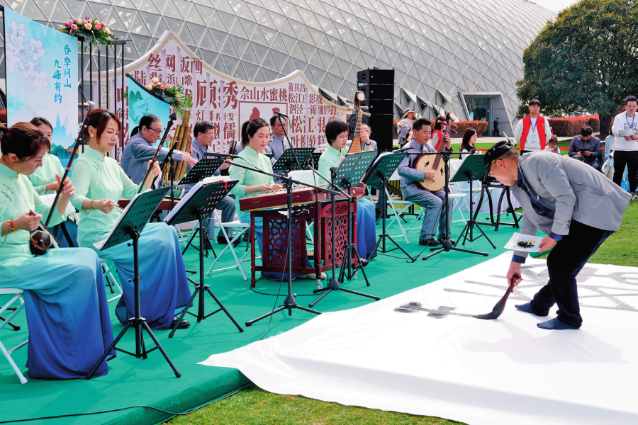 江南絲竹專場(chǎng)音樂(lè)會(huì)與書(shū)法家的地書(shū)表演在上海辰山植物園的“城市美育日”活動(dòng)現(xiàn)場(chǎng)上演（2024 年 3 月 30 日攝）劉穎攝 / 本刊