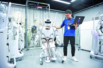 廣東深圳，一家公司的工作人員對人形機器人進行測試。新華社發(fā)