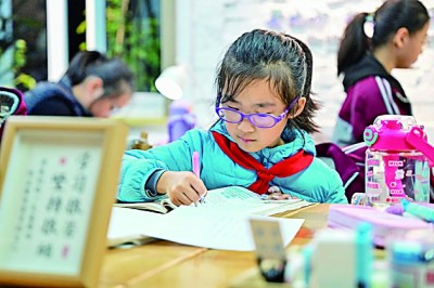在河南洛陽(yáng)市澗西區(qū)長(zhǎng)安路街道長(zhǎng)安路二社區(qū)共享自習(xí)室內(nèi)，孩子們?cè)趯W(xué)習(xí)。李衛(wèi)超攝/光明圖片