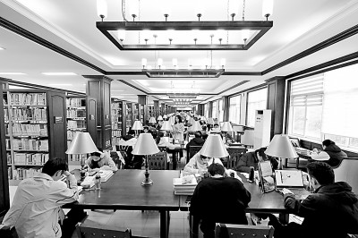 重慶大學(xué)圖書館，大學(xué)生們正在讀書學(xué)習(xí)。孫凱芳攝/光明圖片
