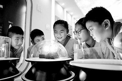 江西省南昌市青云客航天科創(chuàng)空間青少年科普館，孩子們在觀察光壓傳動試驗。鮑贛生攝/光明圖片