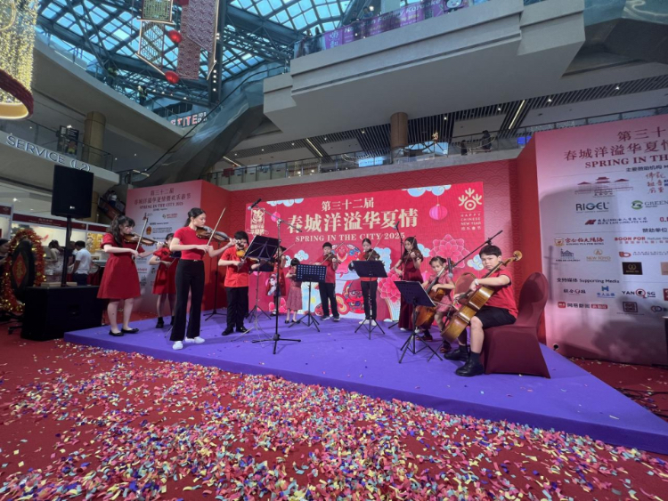 來自中國和新加坡的藝術(shù)團(tuán)體聯(lián)袂表演了歌舞、器樂、武術(shù)、雜技等多種形式的文藝節(jié)目?；顒?dòng)主辦方供圖