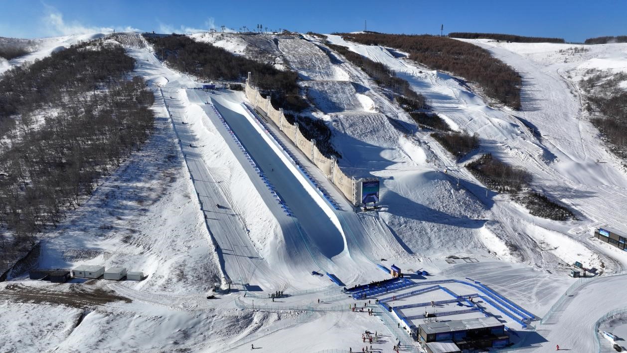 2024-2025賽季國際雪聯(lián)自由式滑雪和單板滑雪U型場地技巧世界杯比賽場地。人民網(wǎng)記者 李兆民攝
