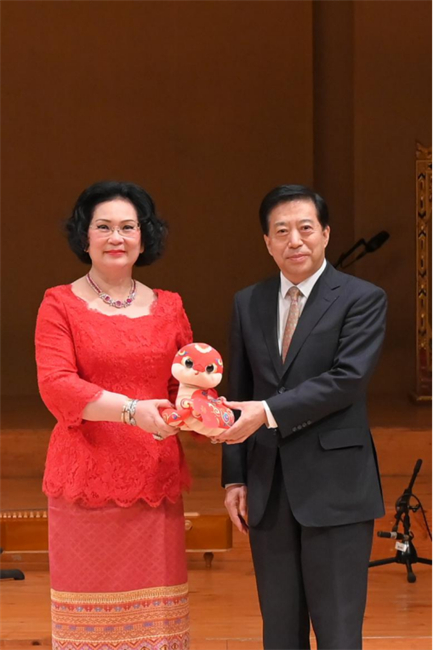 中國(guó)駐泰國(guó)大使韓志強(qiáng)與國(guó)際奧委會(huì)委員、泰國(guó)愛(ài)樂(lè)樂(lè)團(tuán)董事會(huì)主席坤仁帕塔瑪共同出席音樂(lè)會(huì)。主辦方供圖