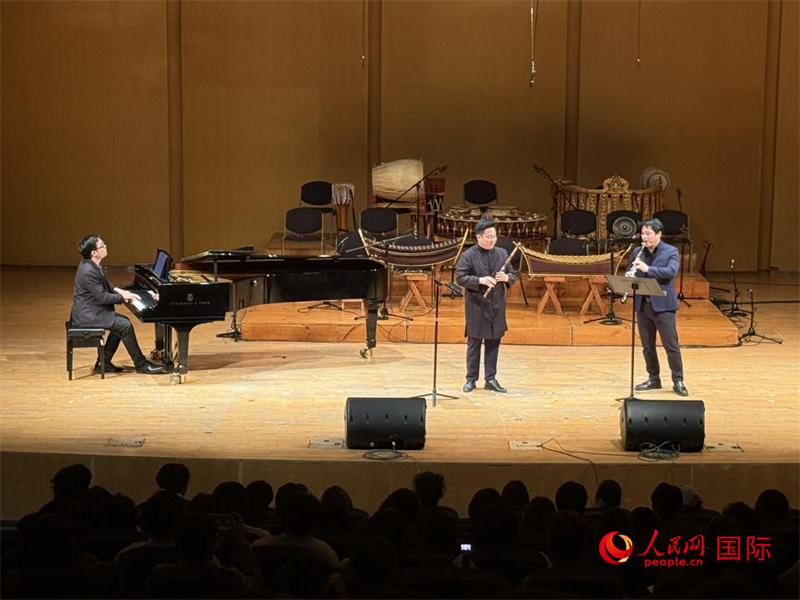 來(lái)自泰國(guó)東方大學(xué)的音樂(lè)家在演奏《敦煌印象》。人民網(wǎng)記者 張矜若攝