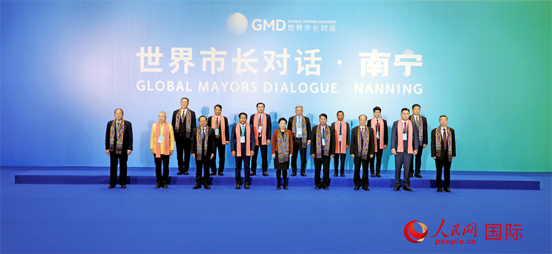 在南寧國際會展中心金桂花廳外，參加活動的中國和東盟國家市長合影留念。人民網(wǎng)記者 趙益普攝