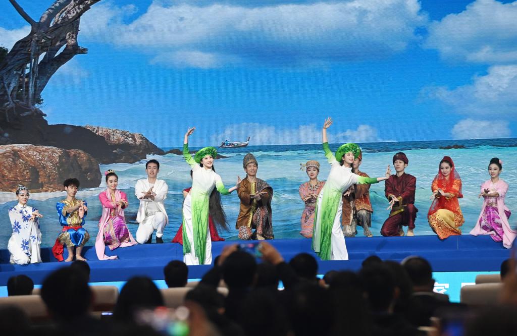 這是1月16日，在南寧國際會展中心，演員在“世界市長對話·南寧”活動間隙表演節(jié)目。新華社記者 陸波岸 攝