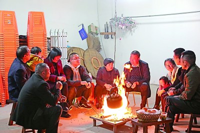 為討論蜜梨產(chǎn)業(yè)發(fā)展事宜，鸕鳥鎮(zhèn)開展“圍爐夜話”。資料圖片