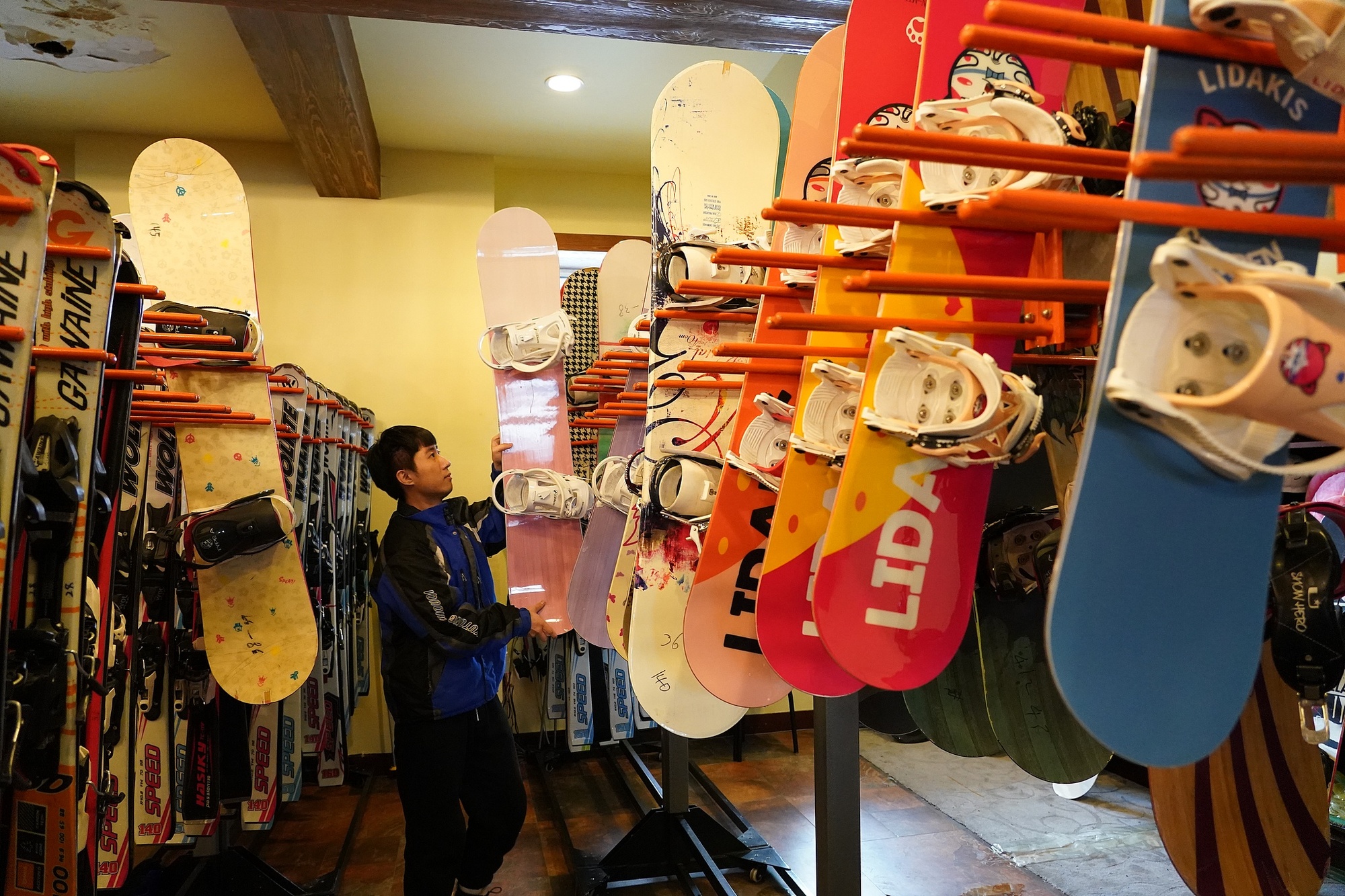 海拉爾滑雪場，工作人員在整理雪具