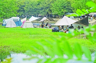 徑山鎮(zhèn)一家露營基地迎來眾多游客。新華社發(fā)