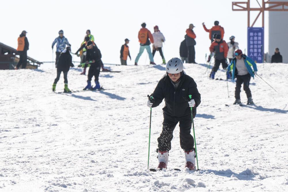 2025年1月5日，游客在湖北宜昌市夷陵區(qū)一滑雪場體驗滑雪