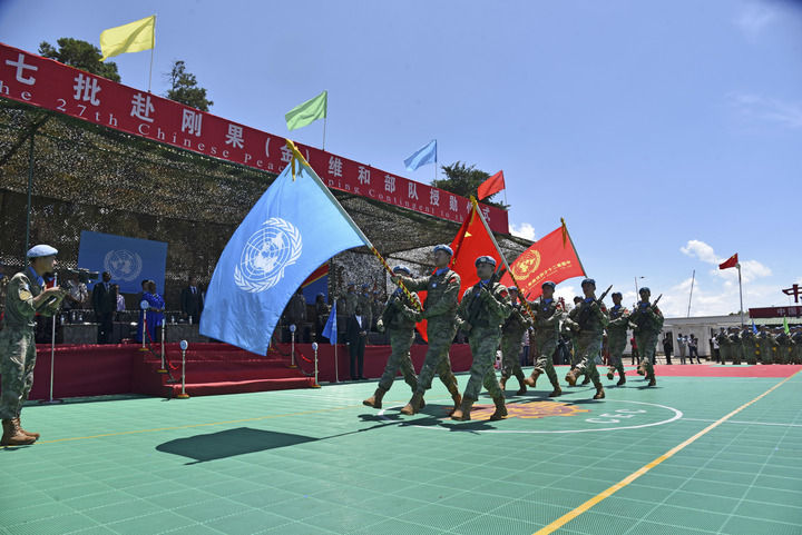 2024年4月9日，在剛果（金）南基伍省布卡武市的中國半島營區(qū)，中國第27批赴剛果（金）維和部隊(duì)官兵被授予聯(lián)合國“和平勛章”。新華社發(fā)（中國第27批赴剛果（金）維和部隊(duì)供圖）