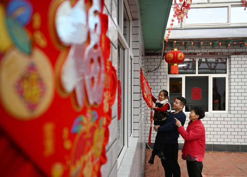 天津市西青區(qū)辛口鎮(zhèn)第六埠村村民在院子里掛“?！弊郑?024年2月1日攝）。新華社記者 趙子碩 攝