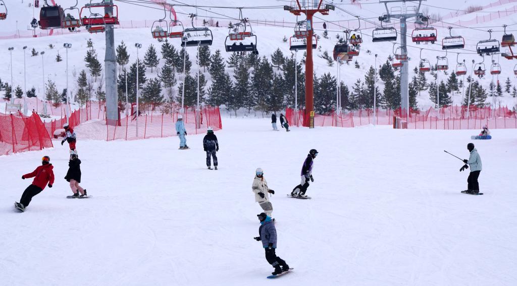 2025年1月8日，滑雪愛好者在新疆阿勒泰市將軍山滑雪場的雪道上滑行。新華社記者 張嘯誠 攝