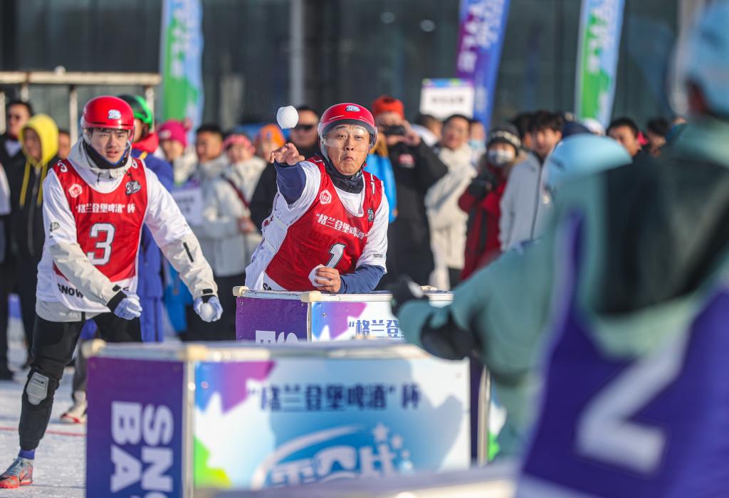 2024年12月30日，選手在“2024—2025遼寧省全民雪合戰(zhàn)冠軍賽”中“打雪仗”。新華社記者 潘昱龍 攝