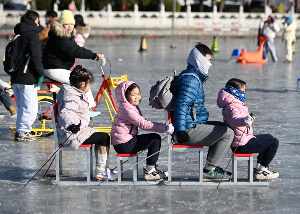 2025年1月19日，在北京什剎海冰場，小朋友和家長一起體驗冰上運動。新華社記者 張晨霖 攝