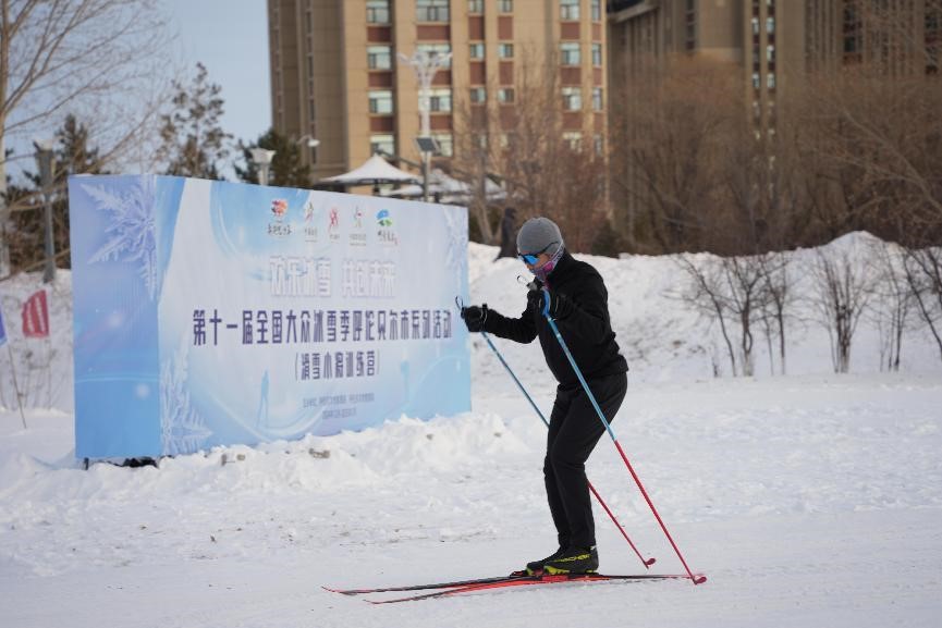 在呼倫貝爾，滑雪愛好者在城市越野滑雪公園內(nèi)滑雪。人民網(wǎng)記者 苗陽攝