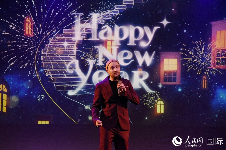 瑞典籍歌手天木演唱歌曲《Happy New Year》。人民網記者 殷淼攝