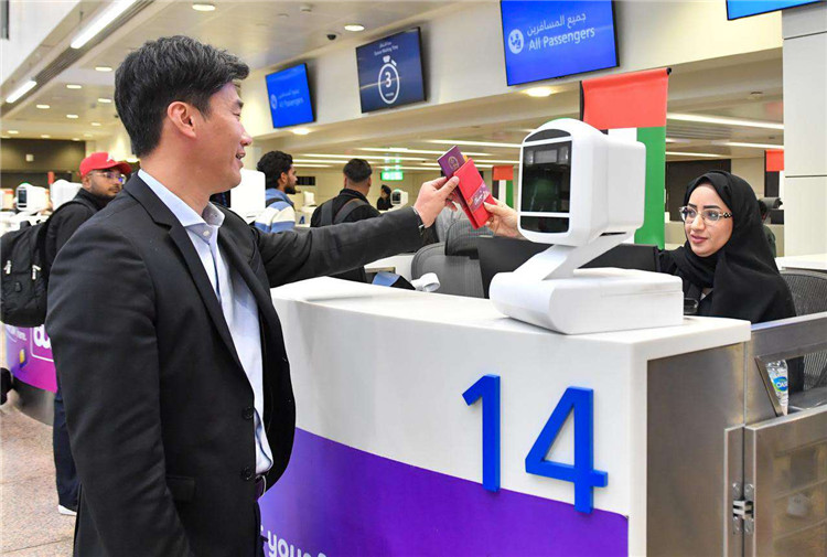 1月22日，迪拜免稅店聯(lián)合迪拜移民局向入境中國旅客贈(zèng)送新年賀禮。迪拜移民局供圖