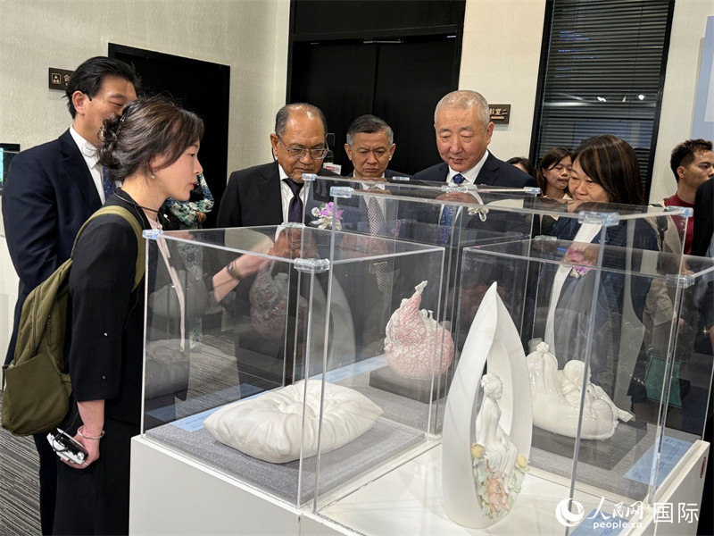 嘉賓在參觀展覽。 人民網(wǎng)記者 章念生攝