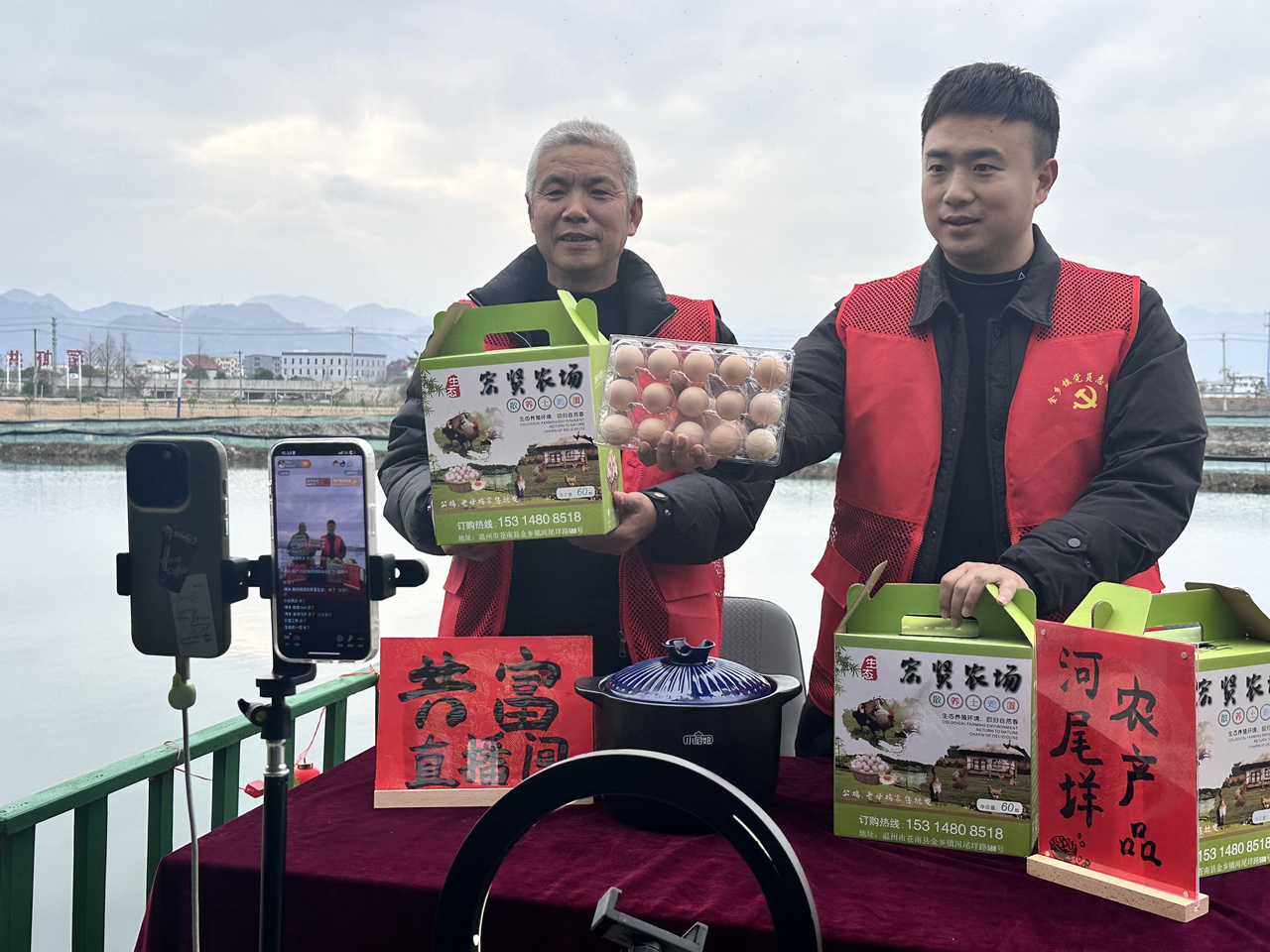 在蒼南金鄉(xiāng)鎮(zhèn)，永興、半浹連、河尾垟?shù)犬?dāng)年受災(zāi)的臨近村落，正連片建設(shè)美麗江南水鄉(xiāng)新景。圖為河尾垟村設(shè)在河邊的“共富直播間”。金鄉(xiāng)鎮(zhèn) 供圖