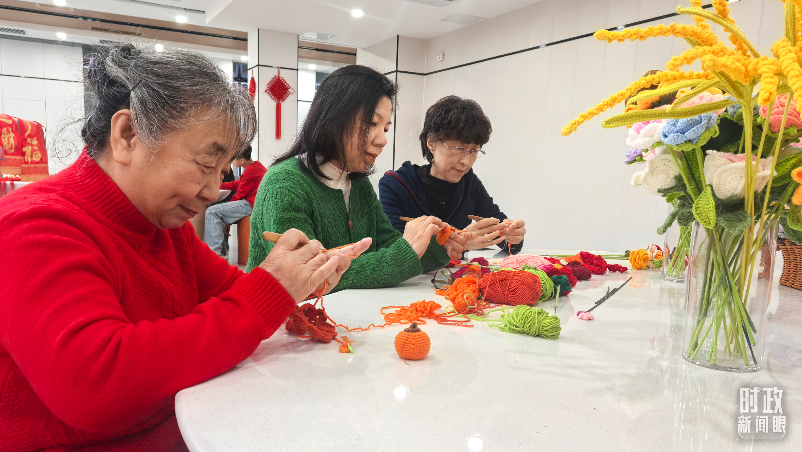 長安社區(qū)黨群服務(wù)中心里，居民們正在制作手工藝品。（總臺央視記者鐘銳拍攝）