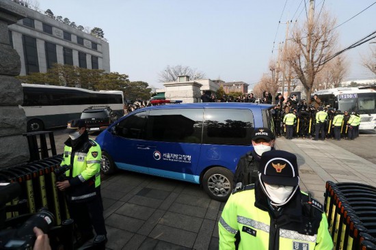  1月21日，尹錫悅乘坐的車輛進入韓國首爾的憲法法院。新華社記者姚琪琳攝