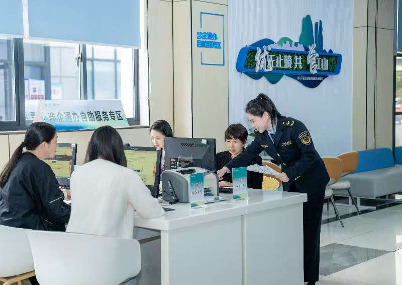 工作人員指導(dǎo)企業(yè)一次性完成信息填報(bào)。圖片來源：浙江衢州市市場(chǎng)監(jiān)督管理局