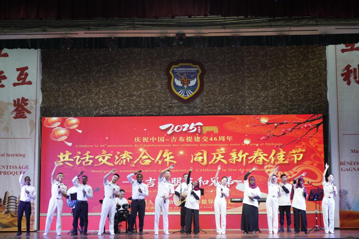 中吉兩國嘉賓合唱《友誼地久天長》。主辦方供圖