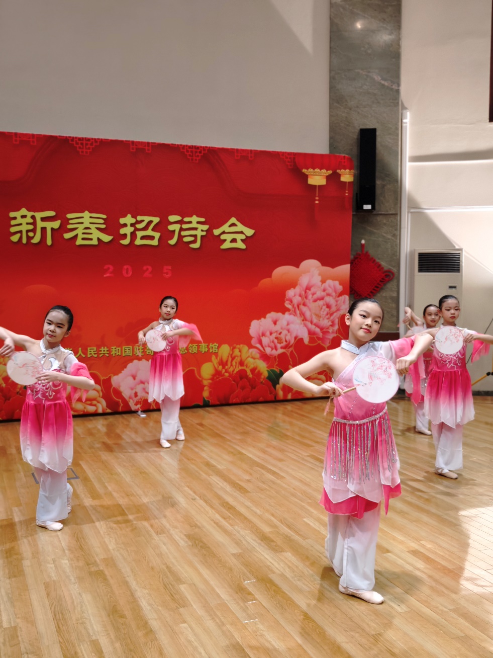兒童舞蹈表演。中國駐哥德堡總領(lǐng)館供圖
