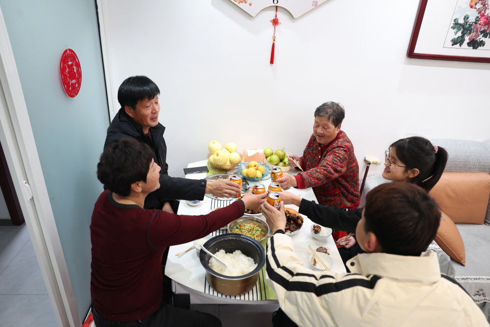 2025年1月22日，遼寧省葫蘆島市綏中縣祝家溝村村民朱西存一家在新房里。新華社記者姚劍鋒 攝