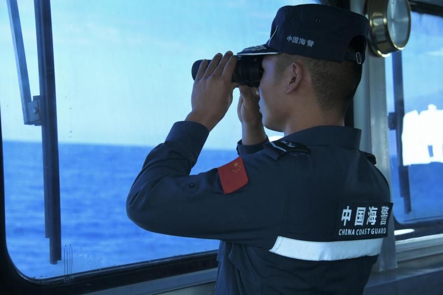 1月27日，中國(guó)海警海鷗艦執(zhí)法員在巡航期間執(zhí)勤瞭望。