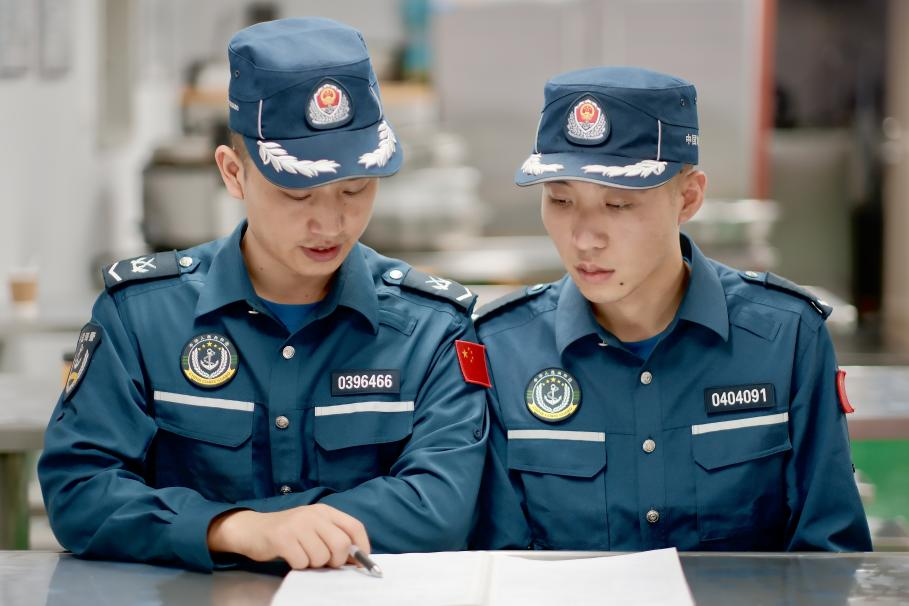 1月27日，中國(guó)海警海鷗艦執(zhí)法員研習(xí)設(shè)備維修保養(yǎng)案例。
