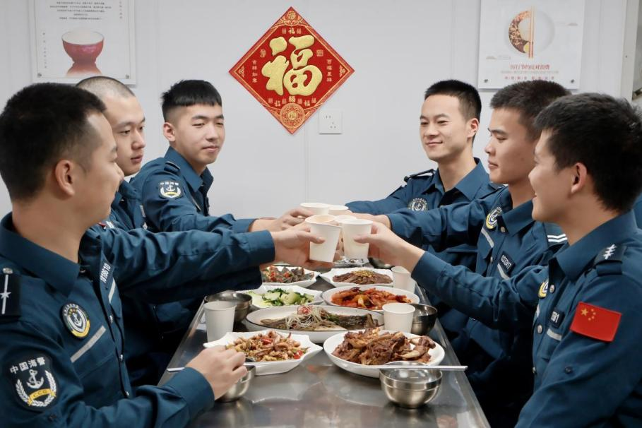 1月28日，在中國(guó)海警海鷗艦上，執(zhí)法員們聚餐慶祝農(nóng)歷春節(jié)。