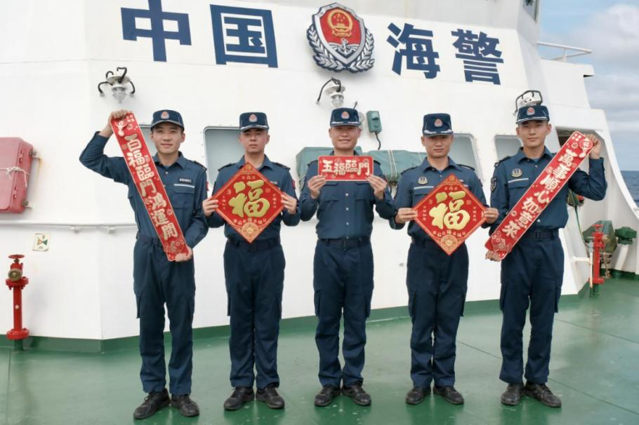 1月27日，中國(guó)海警海鷗艦執(zhí)法員們展示春聯(lián)福字，慶祝農(nóng)歷春節(jié)。