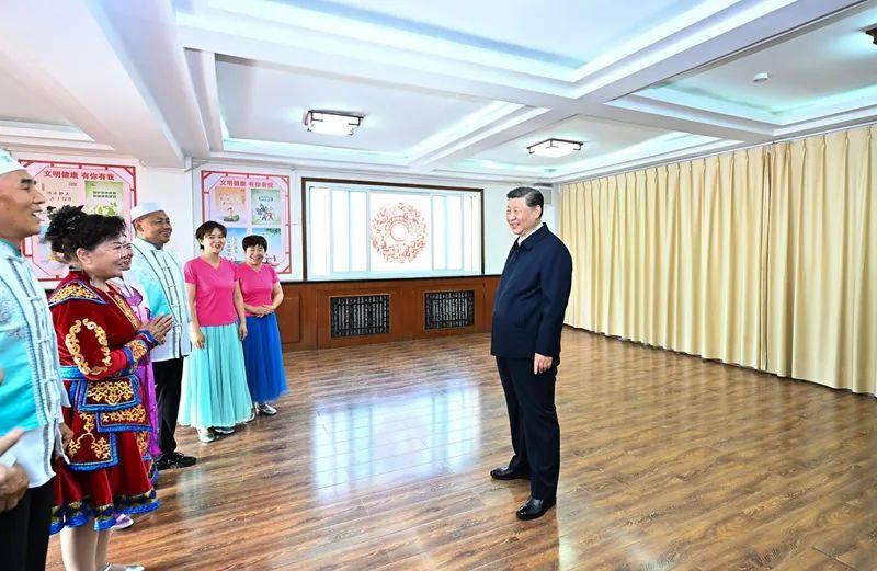 △2024年6月19日，寧夏銀川市金鳳區(qū)長城花園社區(qū)活動室，習近平總書記同社區(qū)居民親切交流。