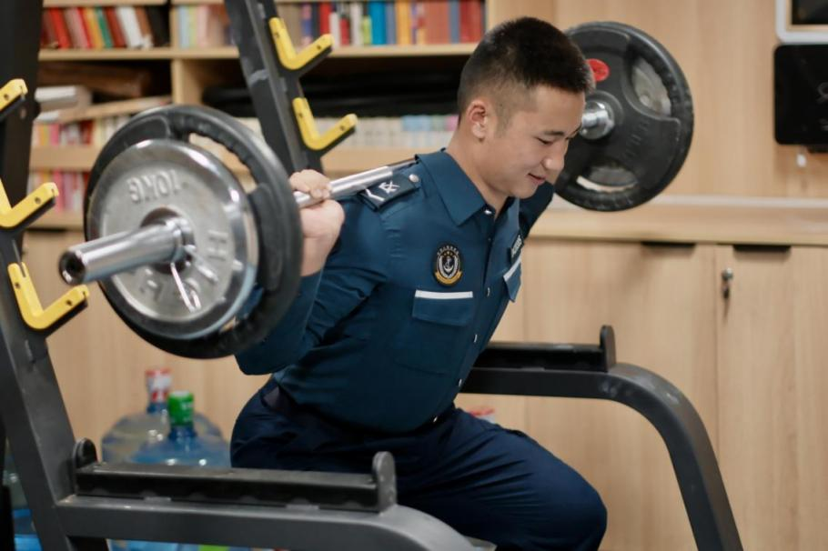 1月23日，在中國(guó)海警海鷗艦上，執(zhí)法員在值守間隙鍛煉身體。